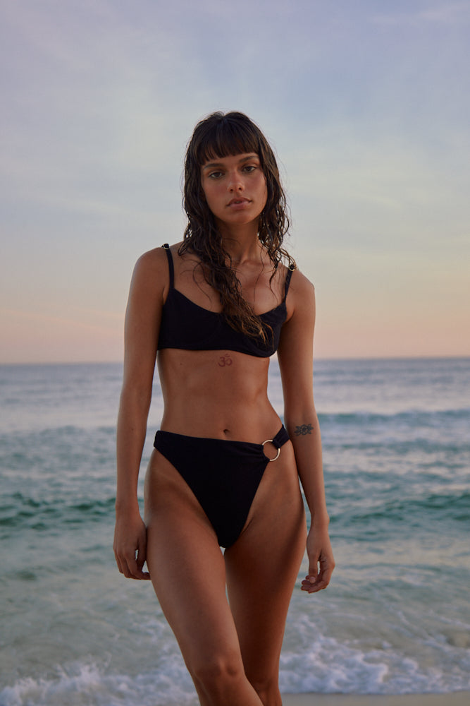 Bottom Aria in Black